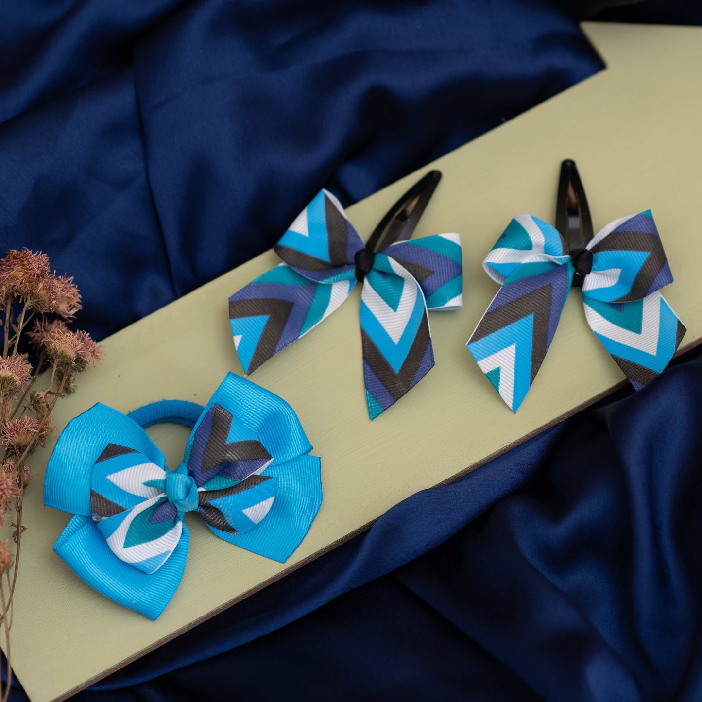 Combo: Printed bow tic-tac pins and dual bow rubberband - Blue