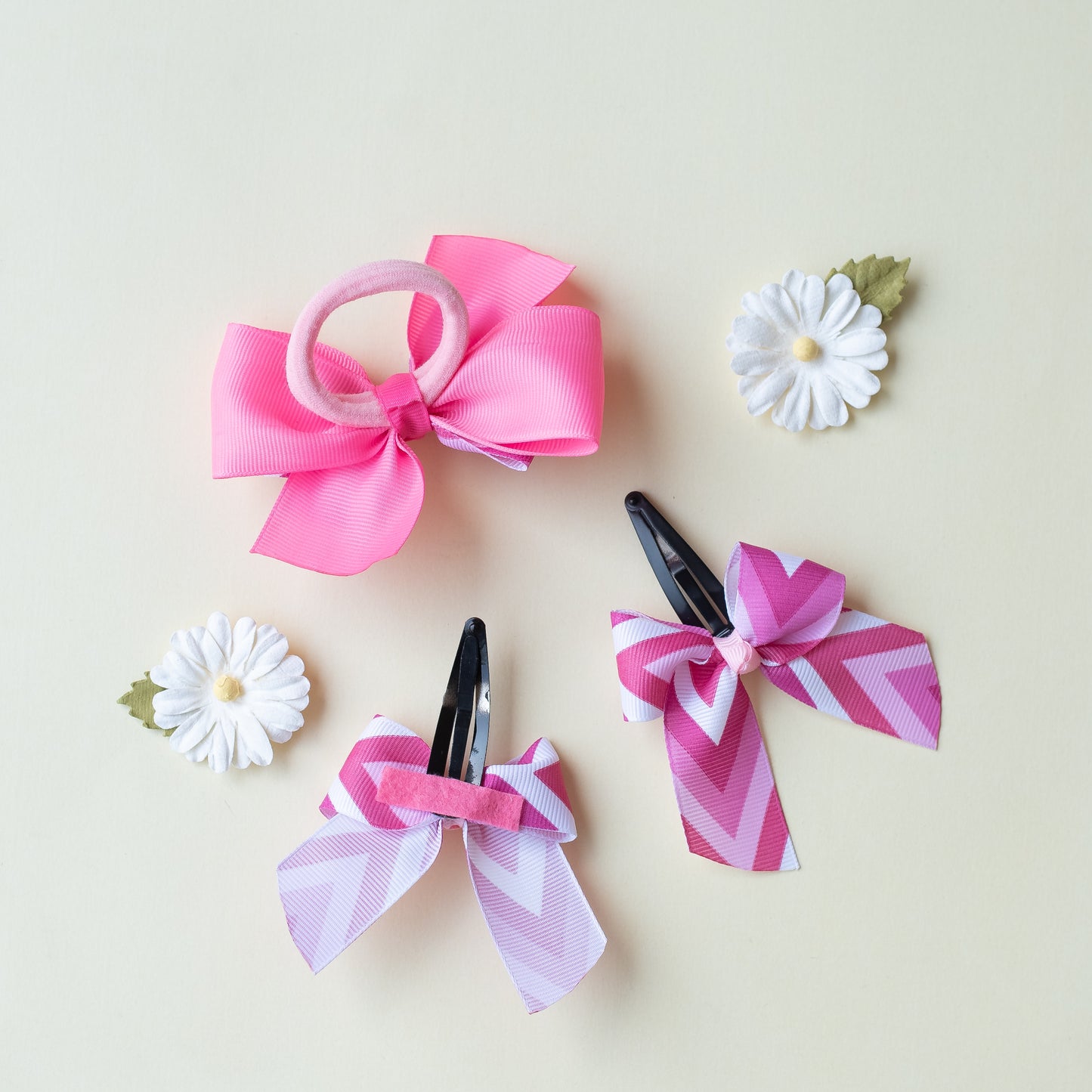 Combo : Cute zig-zag print bow on tic-tac pins  (2 nos) and dual bow rubberband - Pink and White